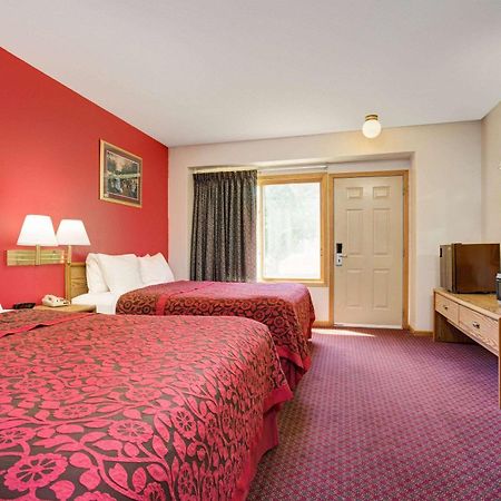 Travelodge By Wyndham Ред Уинг Екстериор снимка